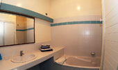 Salle de bain privative avec baignoire